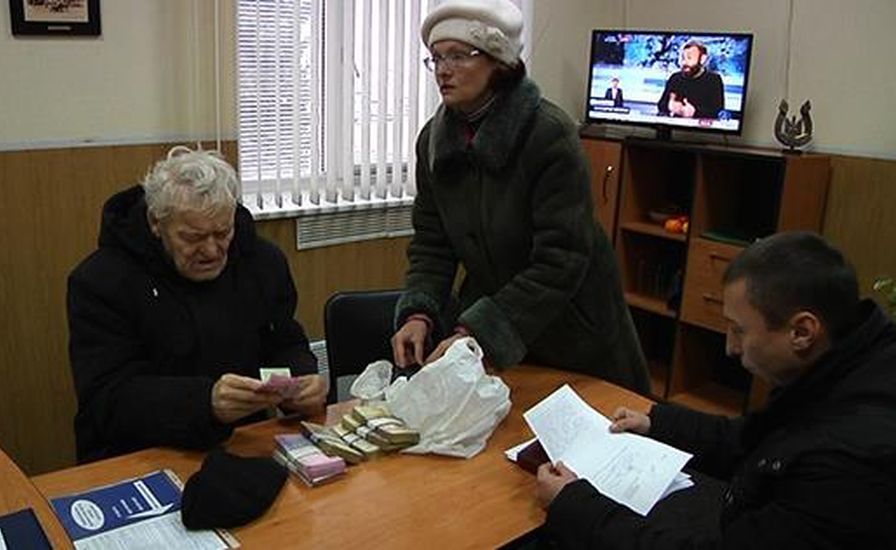 Твори добро: полицейские вернули дедушке 80 000, которые он забыл