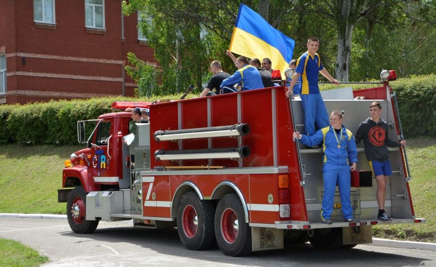 Студенты Днепра катались на пожарной машине из США