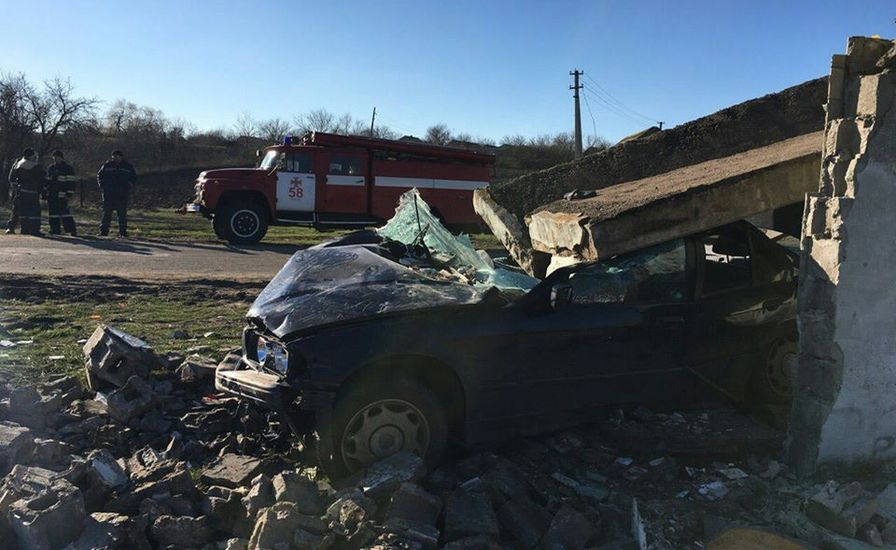 На BMW 16-летней девушки рухнула бетонная остановка