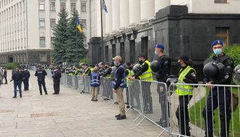 Без файеров, но с плакатами: под Офисом президента прошла акция в поддержку Стерненко