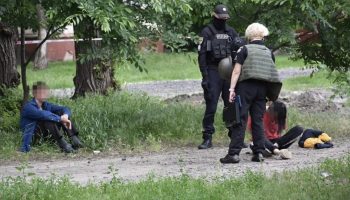 В Луганской области женщина после вопроса полицейского пыталась его зарезать