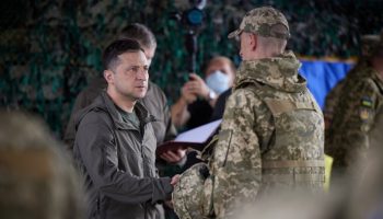 Зеленский на передовой вручил бойцам ценные награды и подарки