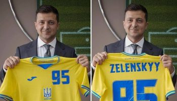 Зеленскому вручили именную футболку сборной Украины по футболу. Он сфотографировался для Instagram