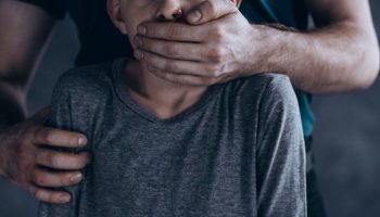 Закрыл рот и пытался снять штаны: в Сумской области насильник напал на 7-летнего мальчика
